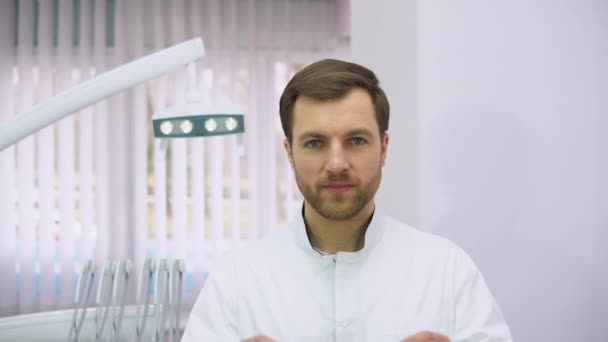 Молодий Чоловічий Стоматолог Клініці — стокове відео