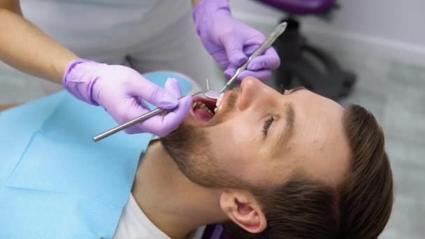 Dentista Donna Che Trattamento Paziente Maschile Tenendo Strumenti Dentali Indossando — Video Stock