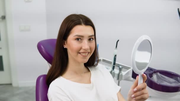 Hermosa Mujer Joven Mirando Espejo Con Sonrisa Consultorio Del Dentista — Vídeos de Stock