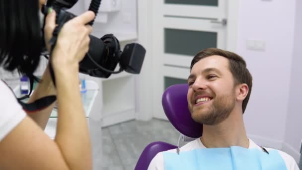 Γυναίκα Οδοντίατρος Κάνει Μια Φωτογραφία Των Δοντιών — Αρχείο Βίντεο
