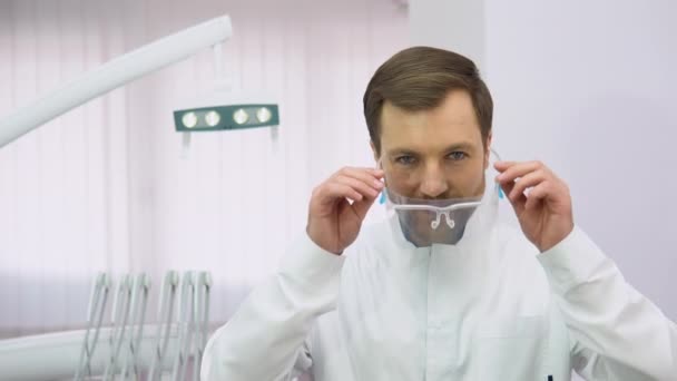 Młody Mężczyzna Dentysta Klinice — Wideo stockowe
