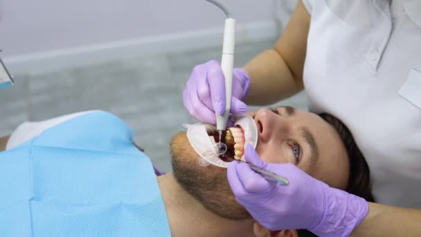 Kvinna Tandläkare Som Gör Behandling För Manliga Patienter Hålla Dentala — Stockvideo