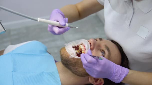 Dentista Feminina Cura Paciente — Vídeo de Stock