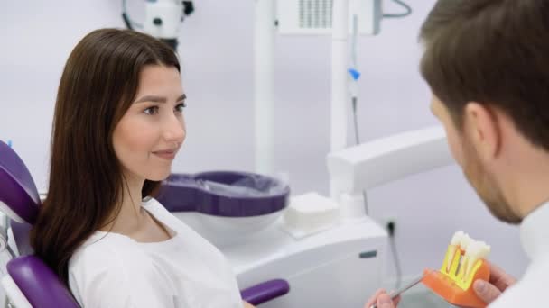 Zkušenostmi Mluvením Pacientem Diskuse Léčebném Plánu Zubař Ukazuje Model Zubního — Stock video
