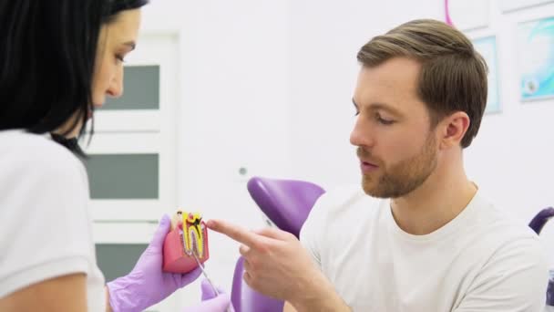 Ženský Doktor Mluví Pacientkou Diskuse Léčebném Plánu Zubař Ukazuje Model — Stock video