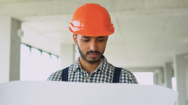亚洲印第安工程师在建筑工地用白色安全帽看施工计划 — 图库视频影像