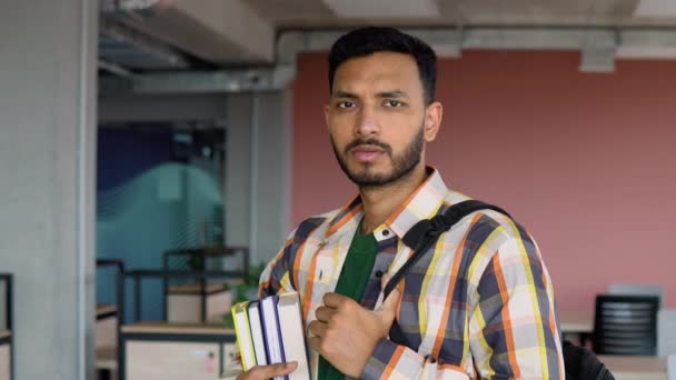 Ευτυχισμένος Ινδός Φοιτητής Στο Πανεπιστήμιο — Αρχείο Βίντεο