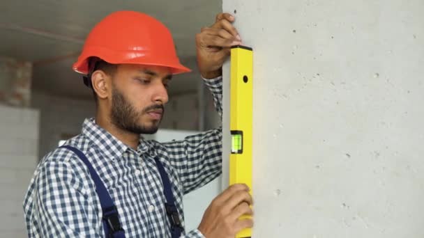 Ingénieur Indien Mesure Écart Vertical Mur Règle Niveau Bulle Vue — Video