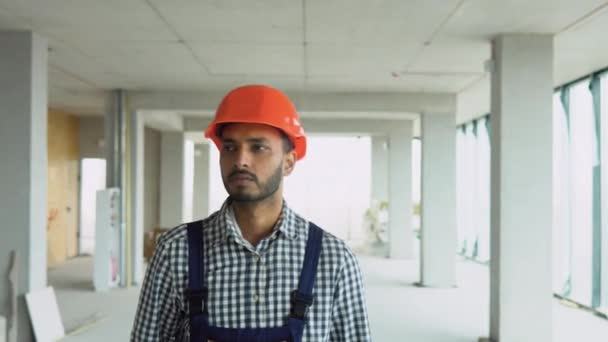 Indiska Asiatiska Byggmästare Arbetare Uniform Och Hjälm Promenader Byggarbetsplatsen För — Stockvideo