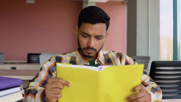 Hintli Pakistanlı Bir Öğrenci Üniversite Kütüphanesinde Bir Kitap Okur Sınavlara — Stok video