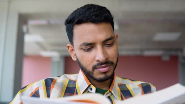 Indický Nebo Pákistánský Student Čte Knihu Univerzitní Knihovně Příprava Zkoušky — Stock video