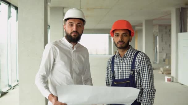 一个印度工人和阿拉伯建筑师的肖像 — 图库视频影像