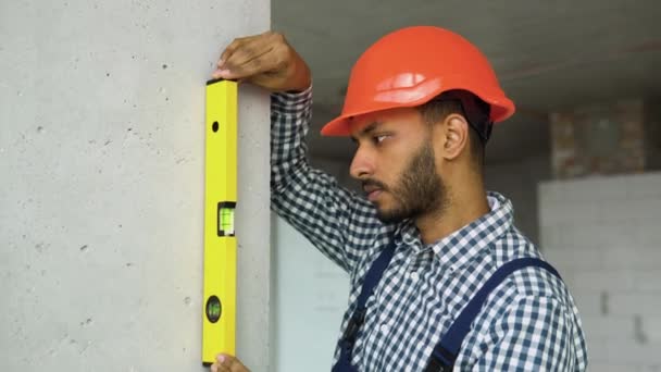 印度工程师测量隔离墙的垂直倾角 气泡级尺子近视 测量和水准测量概念 — 图库视频影像