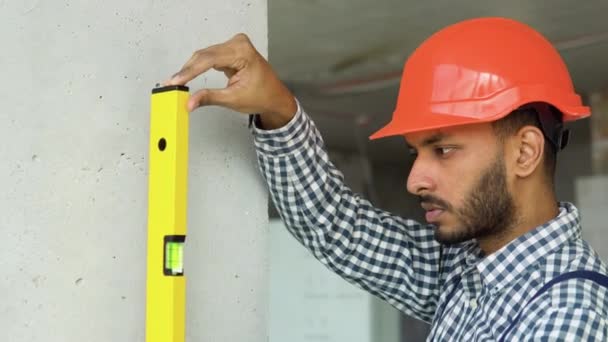 Indische Ingenieur Meet Verticale Afwijking Van Muur Bubble Level Liniaal — Stockvideo