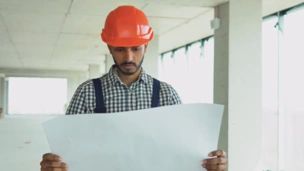 Asiatisk Indian Ingenjör Söker Byggplan Med Vit Skyddshjälm Byggarbetsplatsen — Stockvideo