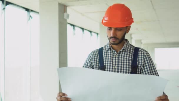 Asiatisk Indian Ingenjör Söker Byggplan Med Vit Skyddshjälm Byggarbetsplatsen — Stockvideo