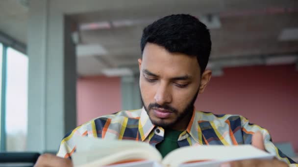 Indiase Pakistaanse Student Leest Een Boek Een Universiteitsbibliotheek Voorbereiding Van — Stockvideo