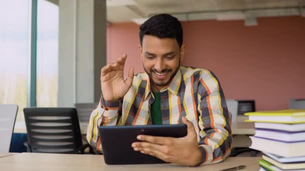 Lächelnder Indischer Student Mit Tablet Studium Eines Einfachen Internetkurses Online — Stockvideo