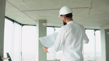 İnşaat alanında Arap mühendis.