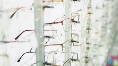 Modern optik mağaza gözlüklü vitrin.