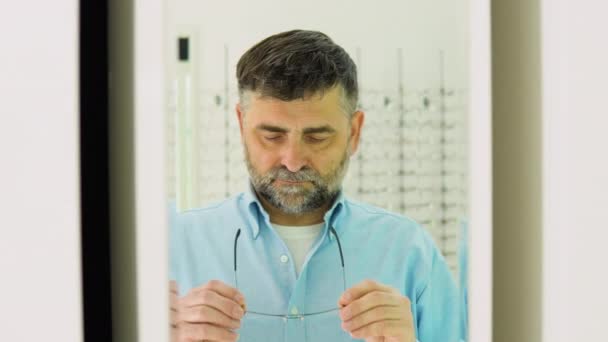Uomo Anziano Barbuto Che Sceglie Nuovi Occhiali Negozio Ottico Guardando — Video Stock