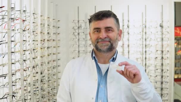 Впевнений Старший Офтальмолог Тримає Контактні Лінзи Руках Корекція Очей Офтальмологія — стокове відео