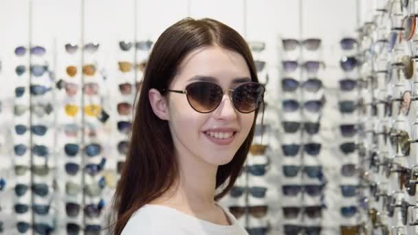 Portrét Mladé Ženy Nových Slunečních Brýlích Optice Pozadí Vitríny Různými — Stock video