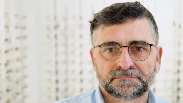 Retrato Homem Mais Velho Anos Óculos Novos Óptica — Vídeo de Stock