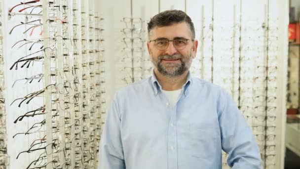 Uomo Più Anziano Con Gli Occhiali Nuovi Mostra Pollice Piedi — Video Stock