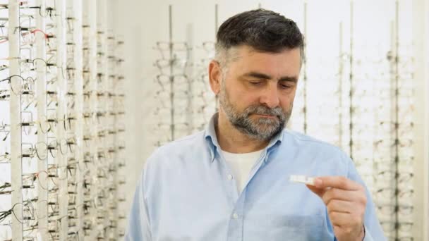 Älterer Mann Hält Kontaktlinsen Der Hand Augenkorrektur Augenheilkunde Exzellentes Sehen — Stockvideo