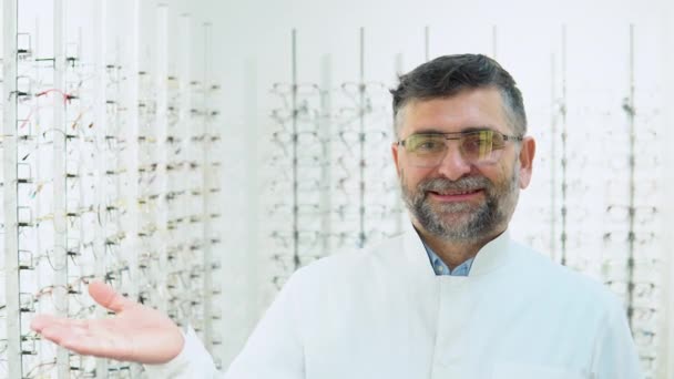 Портрет Старшего Офтальмолога Очках Оптическом Магазине — стоковое видео