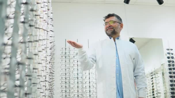 Optik Mağazada Gözlüklü Kıdemli Göz Doktorunun Portresi — Stok video