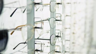 Modern optik mağaza gözlüklü vitrin