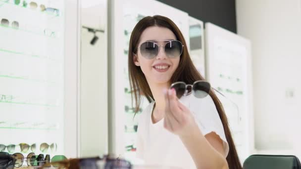 아름다운 여성은 상점에 보호가 선글라스를 — 비디오