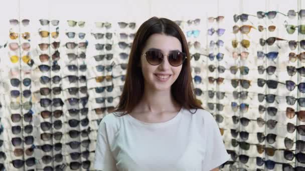 光学系の新しいサングラスの若い女性の肖像画 — ストック動画