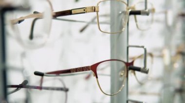 Modern optik mağaza gözlüklü vitrin