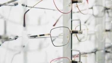 Modern optik mağaza gözlüklü vitrin.