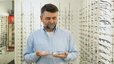 Son sınıf öğrencisi kontak lensleri ve gözlükleri yakın mesafeden tutuyor. Görüş koruma seçimi kavramı