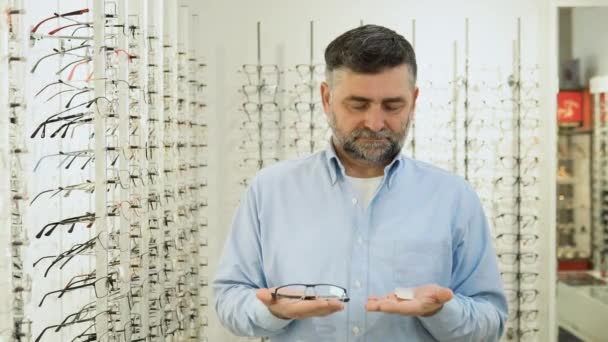 Uomo Più Anziano Tiene Lenti Contatto Occhiali Mano Concetto Scelta — Video Stock