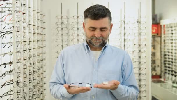 Senior Man Håller Kontaktlinser Och Glasögon Händerna Begreppet Val Siktskydd — Stockvideo