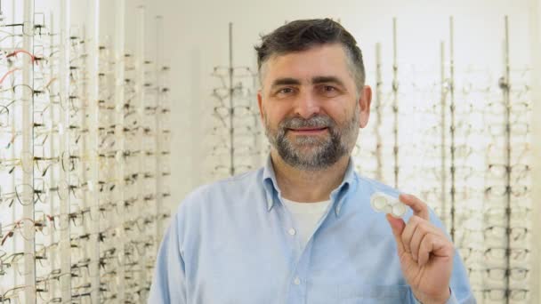 Starší Muž Drží Kontaktní Čočky Rukou Korekce Zraku Oftalmologie Vynikající — Stock video