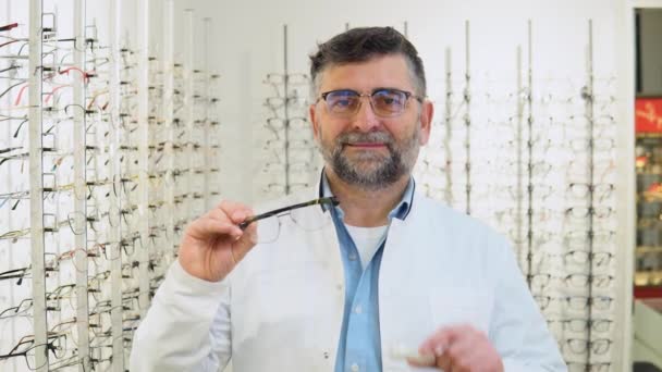 Kendinden Emin Bir Göz Doktoru Kontak Lensleri Gözlükleri Elinde Tutuyor — Stok video