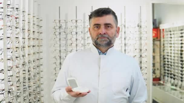 Dokter Mata Senior Yang Percaya Diri Memegang Lensa Kontak Tangan — Stok Video