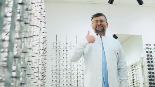 Портрет Старшего Офтальмолога Очках Оптическом Магазине — стоковое видео