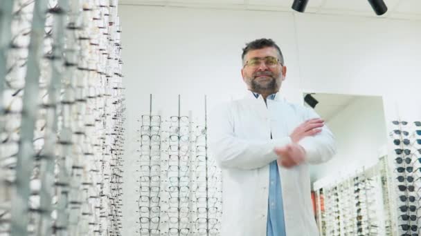 Optik Mağazada Gözlüklü Kıdemli Göz Doktorunun Portresi — Stok video
