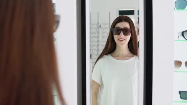 新太阳镜中年轻女子的光学肖像 — 图库视频影像