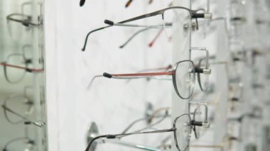 Modern optik mağaza gözlüklü vitrin
