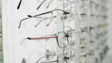 Modern optik mağaza gözlüklü vitrin.