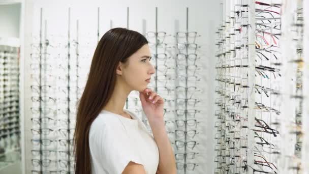 Optical Shop Žena Poblíž Showcase Hledá Brýle Pozitivní Dívka Stojící — Stock video