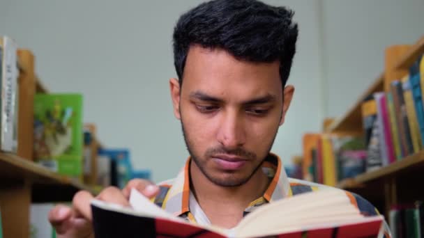 图书馆里快乐的印度男生 — 图库视频影像